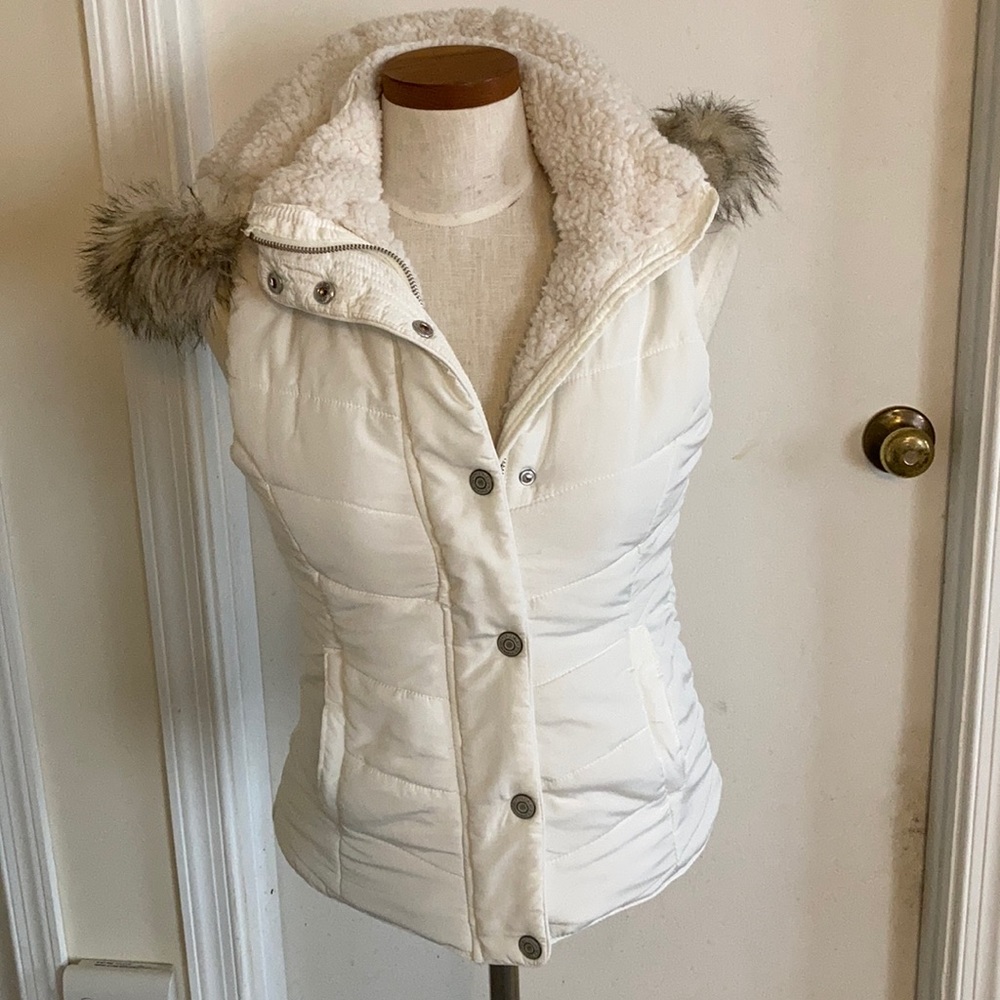 Aeropostale white puffer vest with faux fur trim